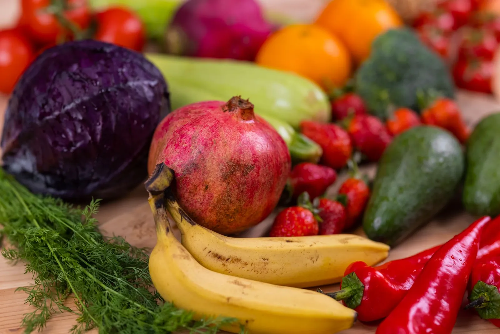 Kleurrijke tafel met verse groenten, fruit en gezonde maaltijden